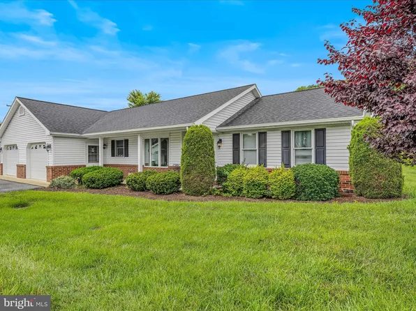 23 Garden Dr, Berkeley Springs, WV 25411