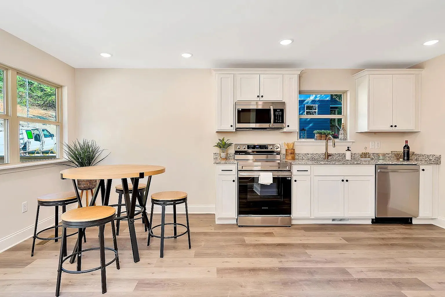 3 bed, 2.0 bath, 1055 sqft, $2,000 — Photo 3