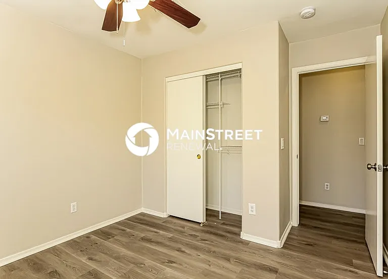 8818 W Loma Ln — Photo 8