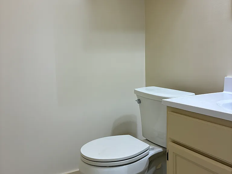 405 W C St — Photo 7