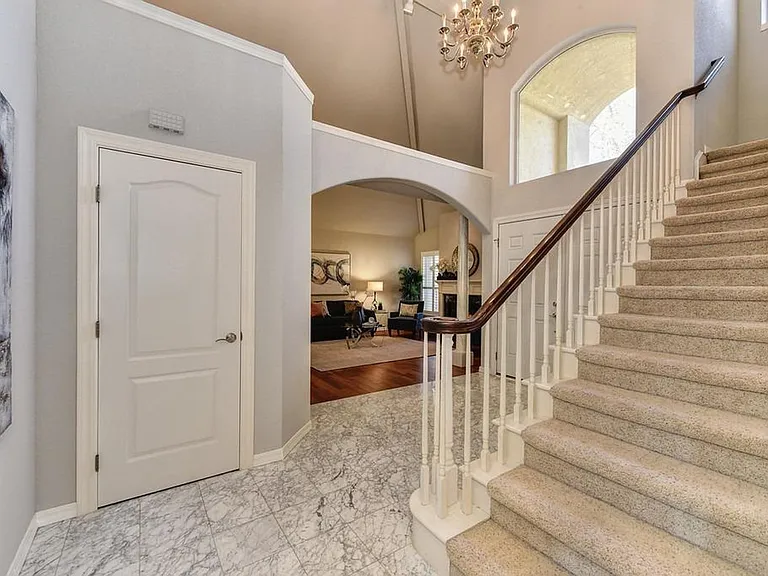 4650 Dorchester Ln — Photo 3