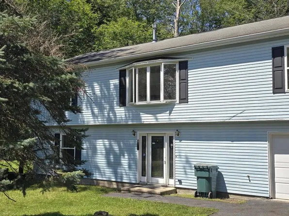 889 Country Place Dr, Tobyhanna, PA 18466