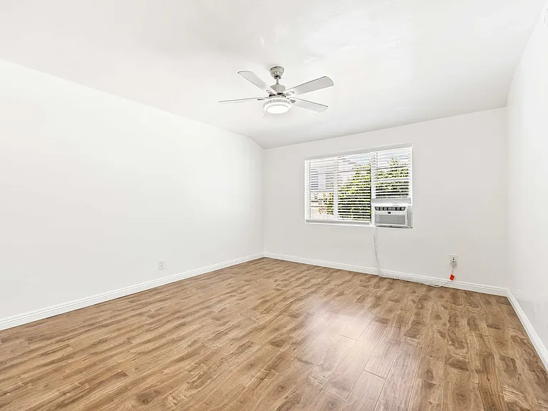 Hollyview Apartments — Photo 14