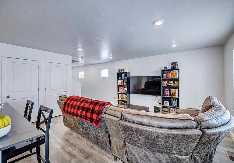 408 N Sea Chaser Ln #BASEMENT — Photo 6
