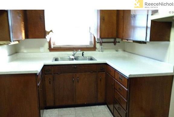 Kitchen with lots of cabinets