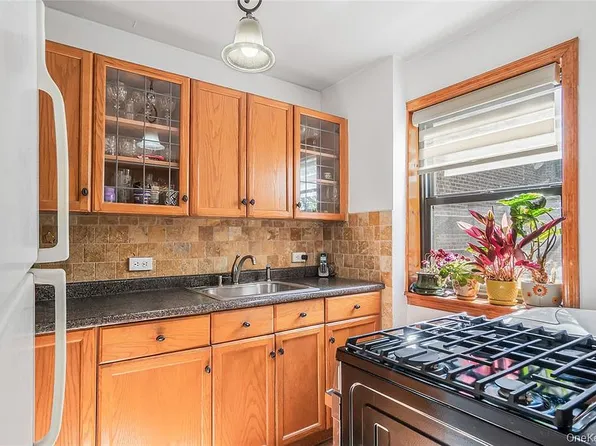 218-12 43rd Ave APT 2E, Bayside, NY 11361