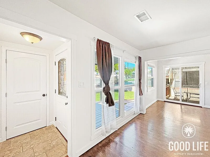 3 bed, 2.0 bath, 1042 sqft, $3,800 — Photo 4