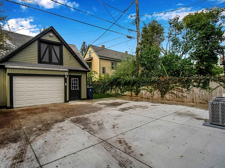 100 Richmond Ave #UPPER — Photo 4