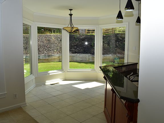 4th image of 5040 Hampshire Ct