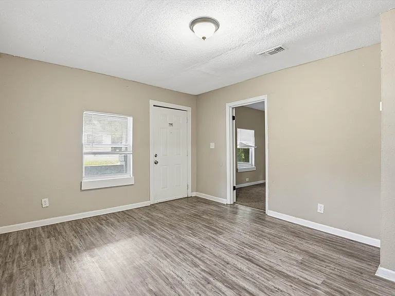 719 Dent St — Photo 5
