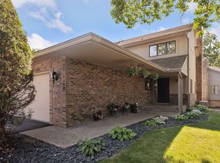 1148 Hollybrook Dr, Wayzata, MN 55391