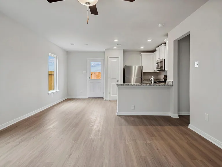 15830 Berry Hill Dr — Photo 5