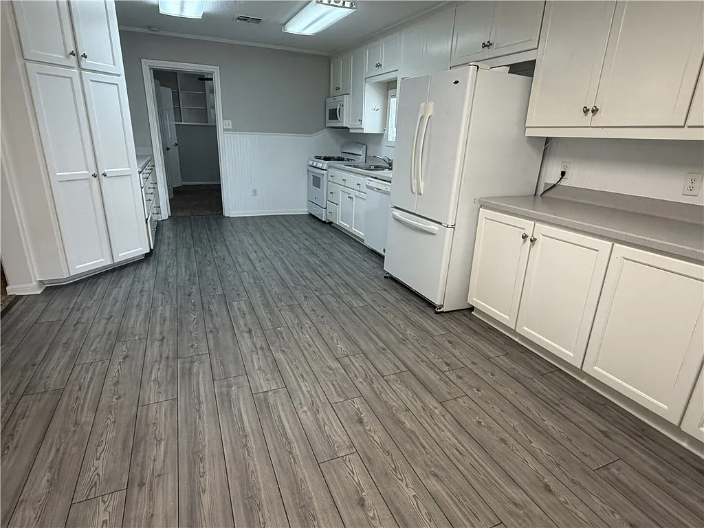 5 bed, 2491 sqft, $3,000 — Photo 2