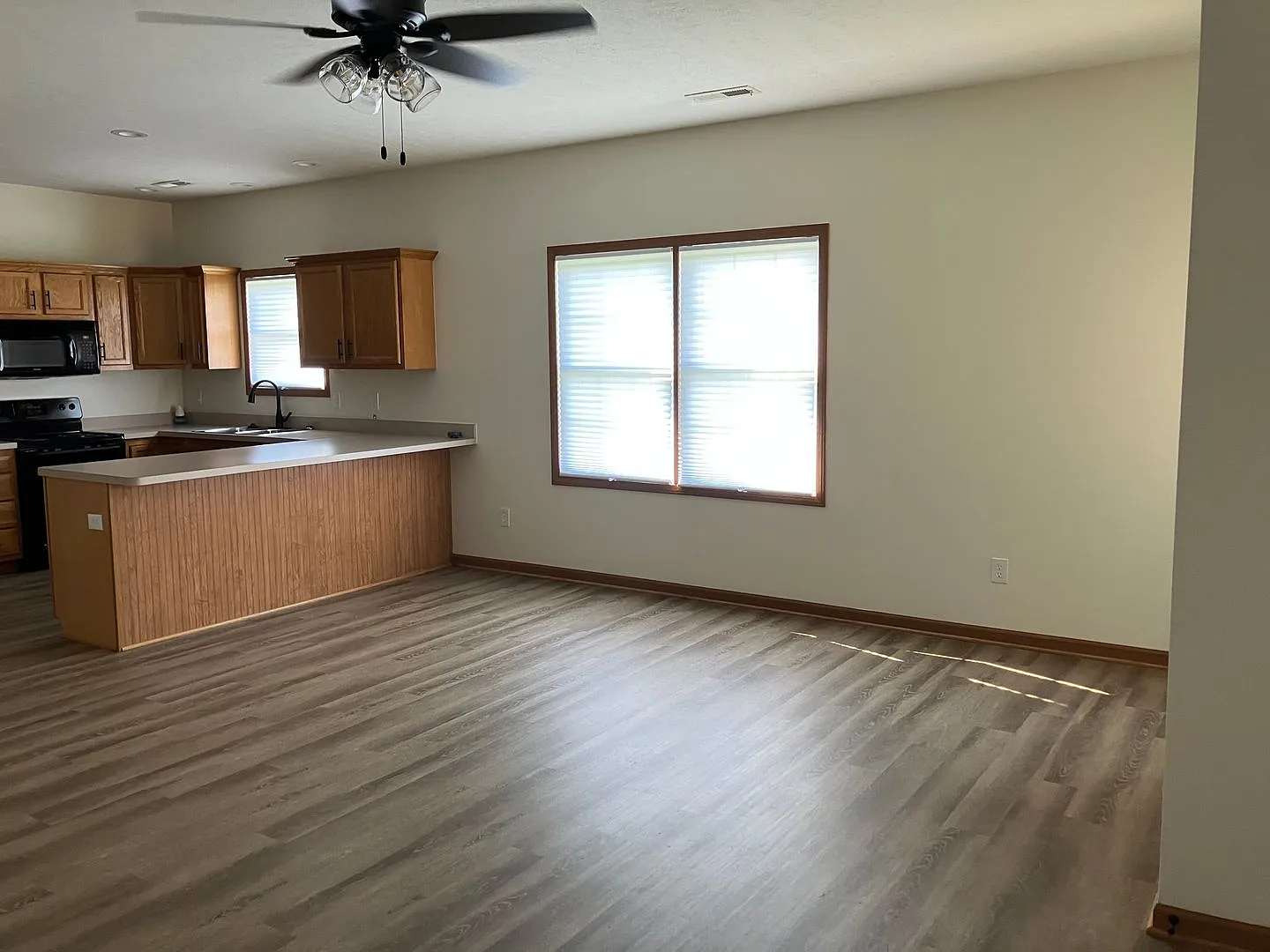 2 Bedroom, Ranch Townhome with Garage - Available Now! — Photo 3