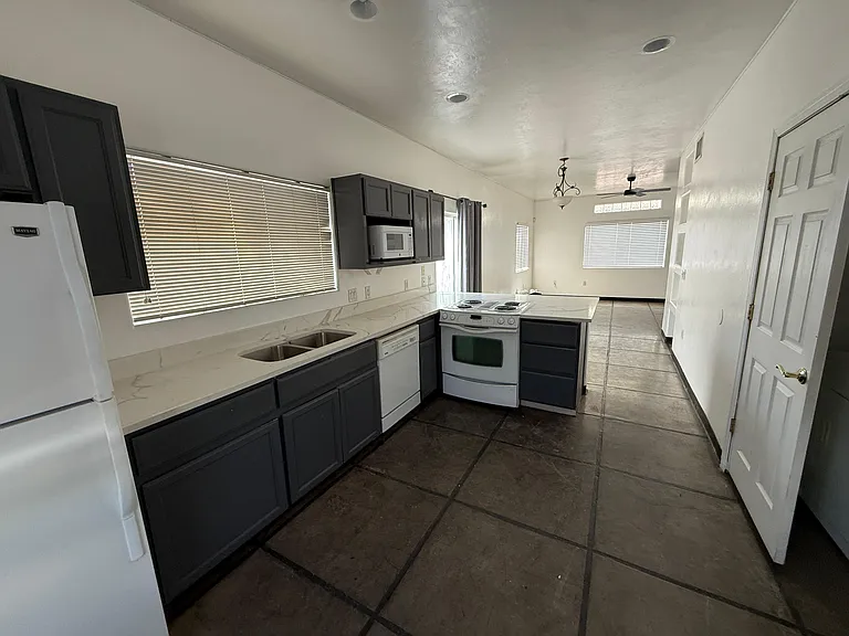 515 E Lester St — Photo 3