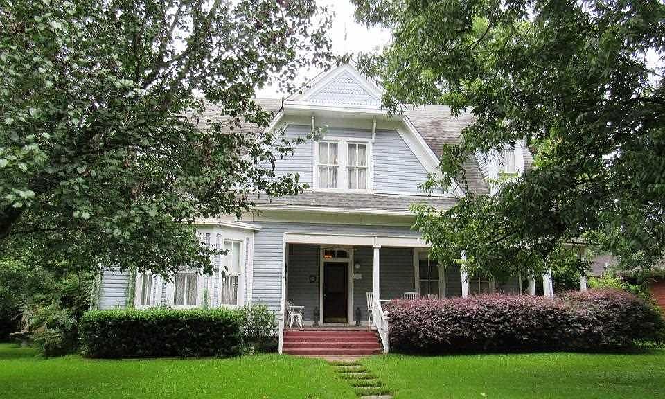 1st image of 209 E Clarksville St