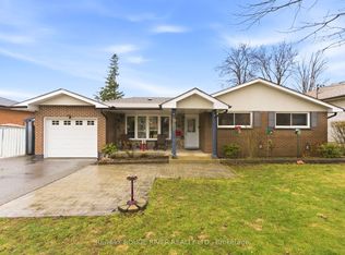 98 Applewood Cres, Whitby, ON L1N 2E7