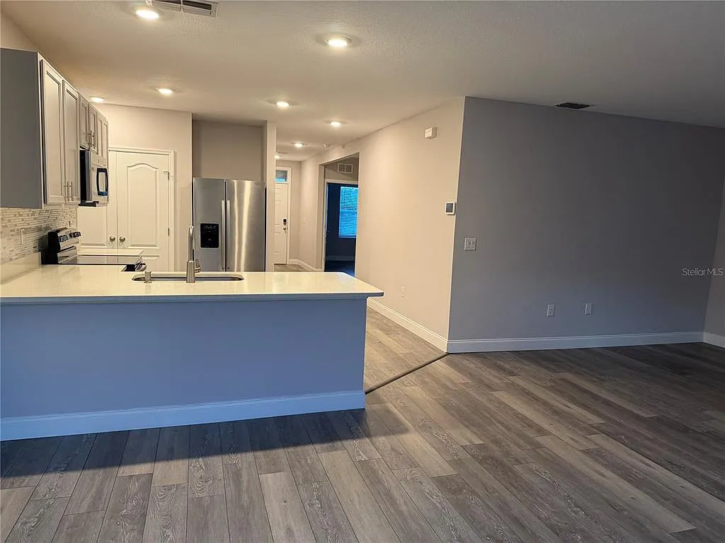 3 bed, 2.0 bath, 1426 sqft, $1,800 — Photo 2
