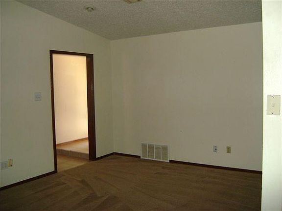 4th image of 4610 NE Bell Ave