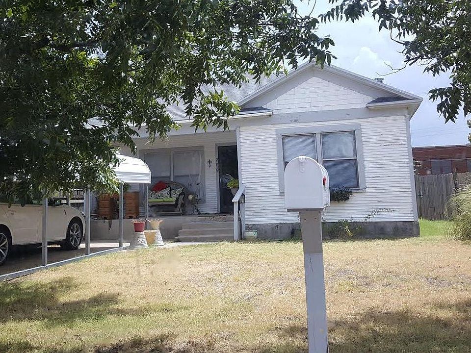 2 Bedroom house for rent...209 West 11th...Carport, back yar