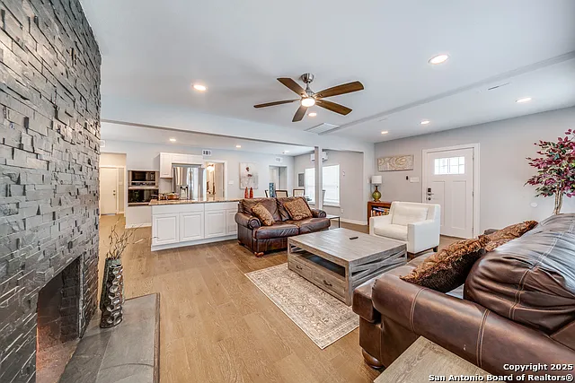 811 W Kings Hwy — Photo 9