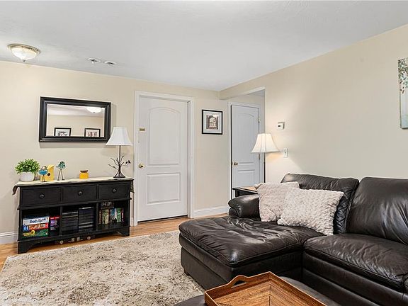 5th image of 13 Lynn Ave E