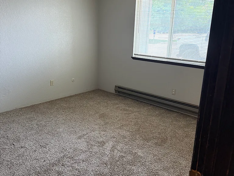 1560 S Oakland Ave — Photo 6