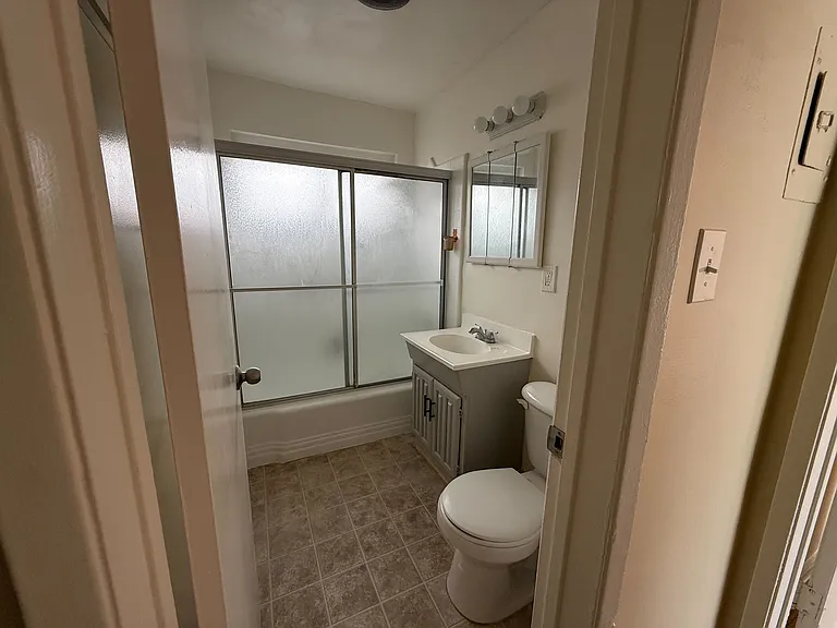 1215 Barry Ave — Photo 10