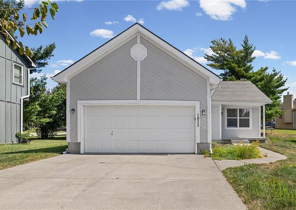 1st image of 1052 NE Queens Ct