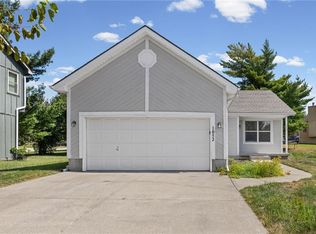 1052 NE Queens Ct, Lees Summit, MO 64064