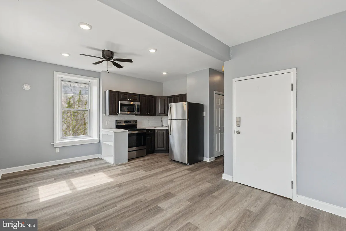 Building Photo - 21 E Price St #-2B