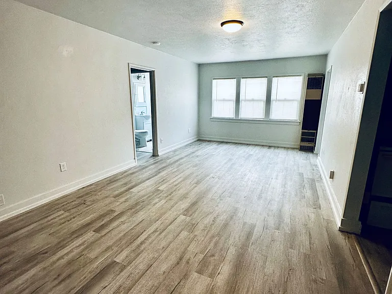 615 NE 6th Ave — Photo 8