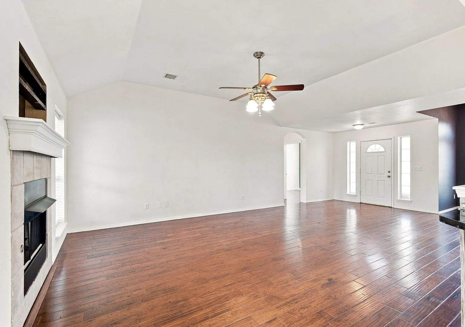 Spacious 3-Bedroom Home in Coweta with Fireplace & Covered Patio! — Photo 4