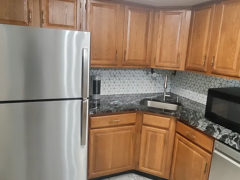 Kitchen. Granite counter top and backsplash