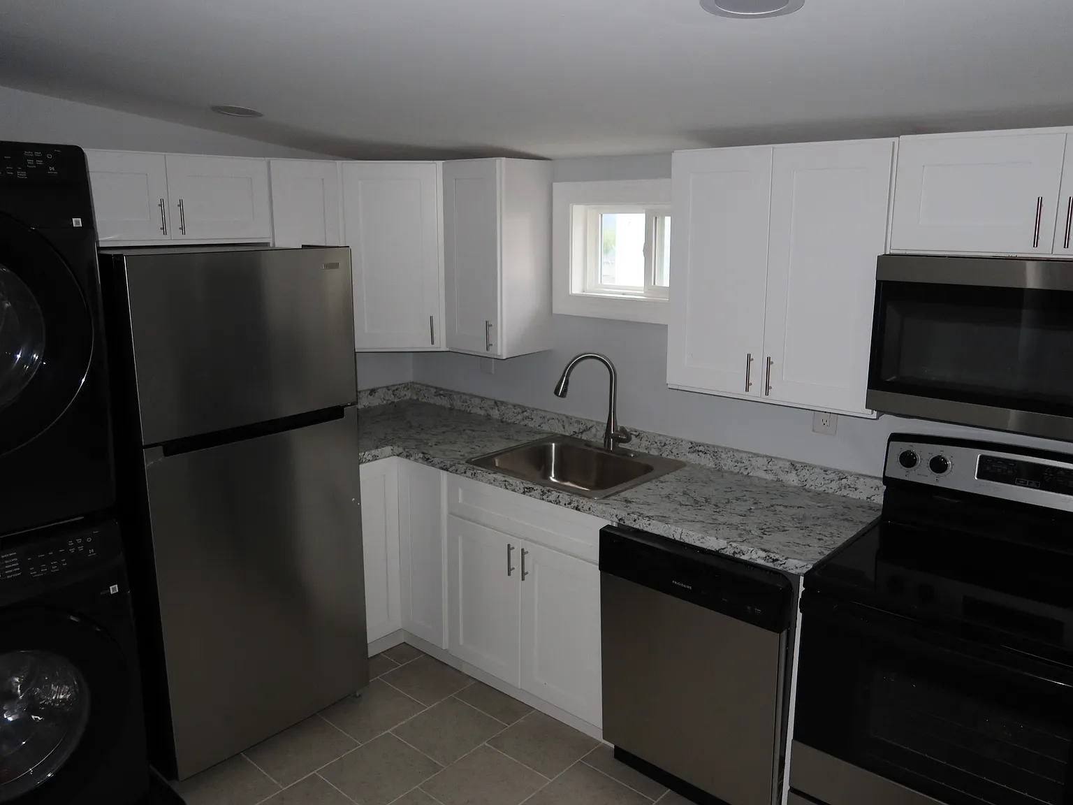 61 E Phillips St — Photo 2