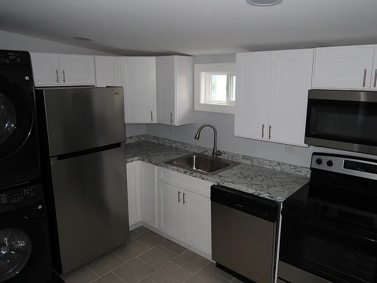 61 E Phillips St #B — Photo 2