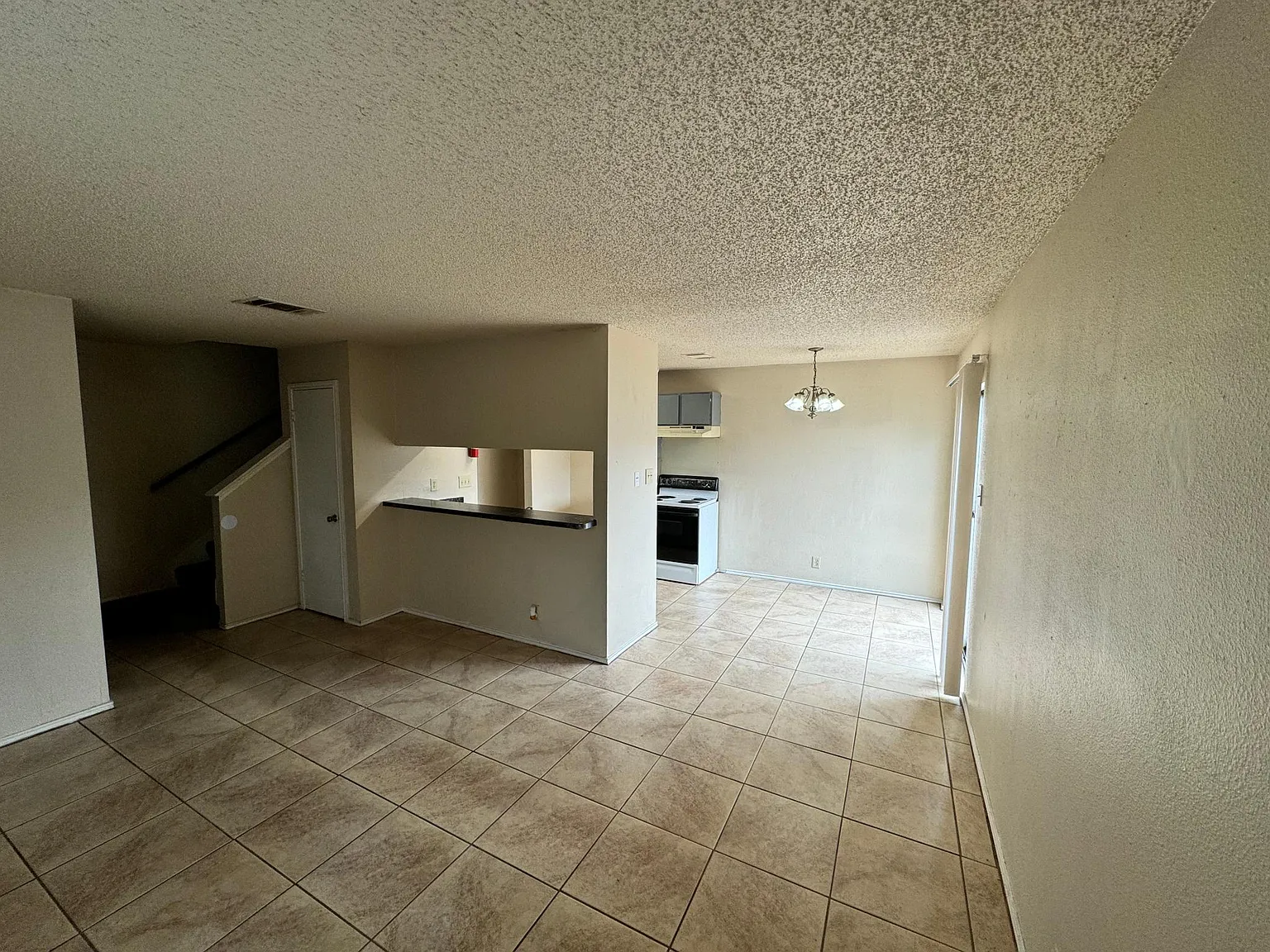 2 bed, 1.5 bath, 963 sqft, $1,095 — Photo 2