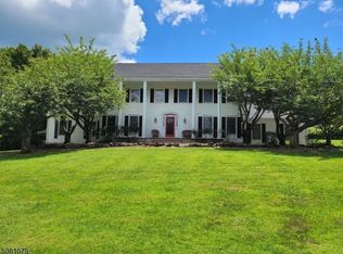 61 Country Acres Dr, Hampton, NJ 08827