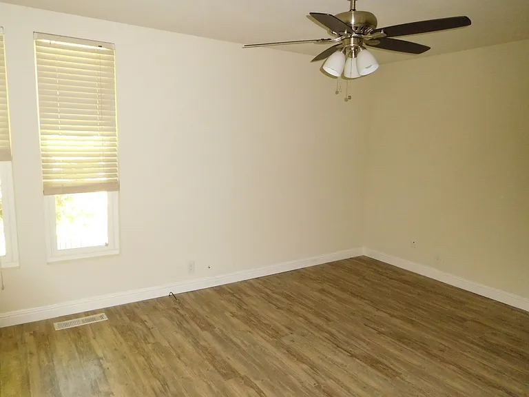 215 Roundtree Ct — Photo 6