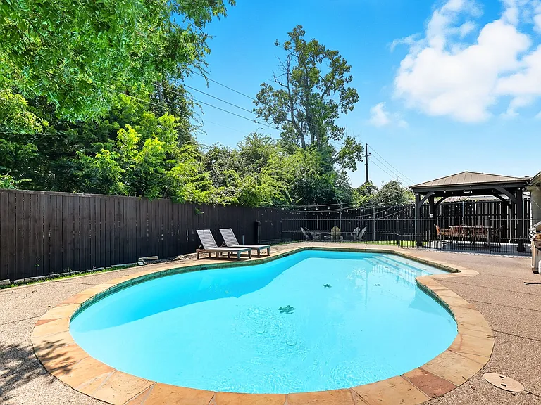 2402 Blue Holly Dr — Photo 35