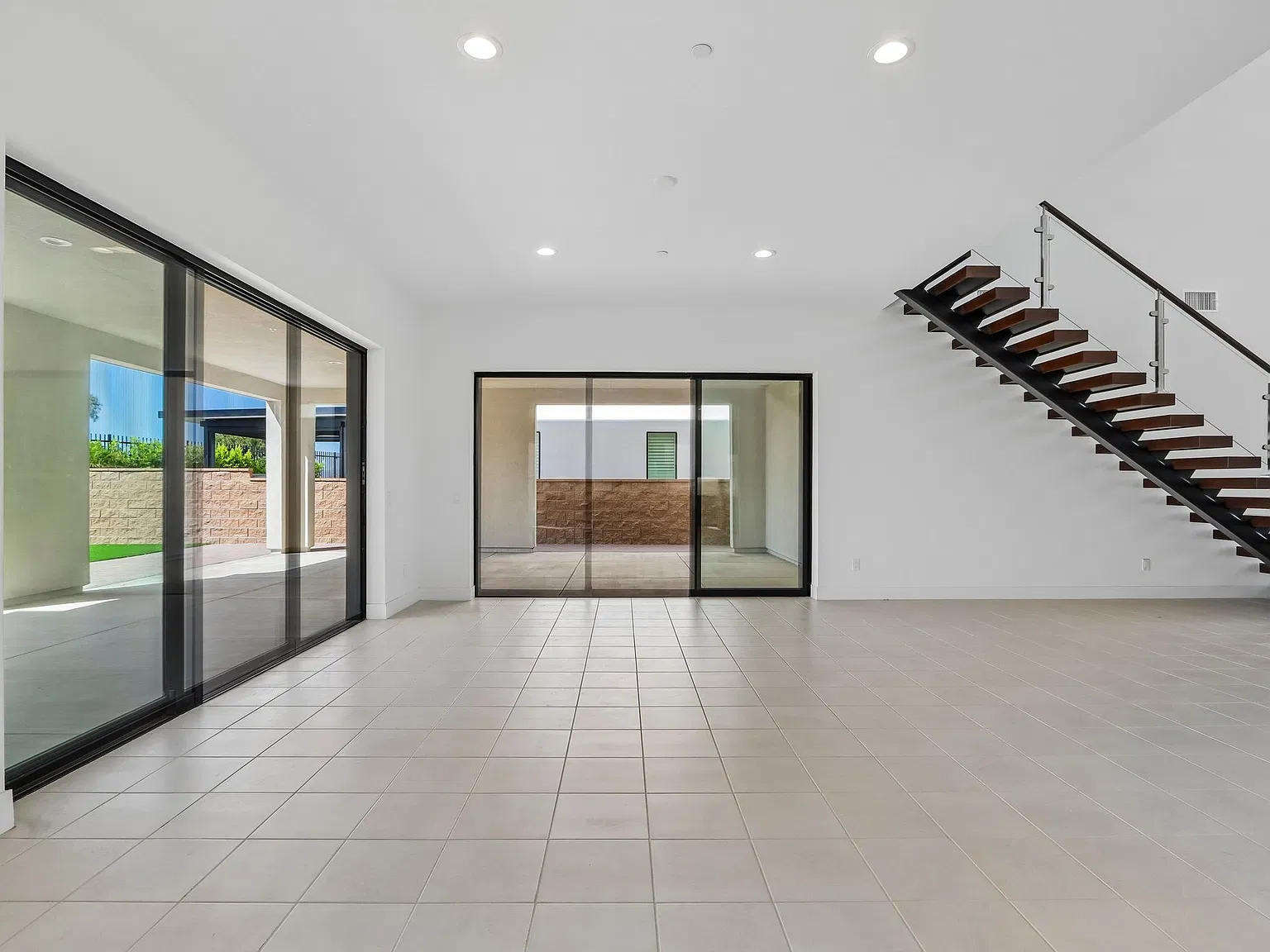 5 bed, 5754 sqft, $12,500 — Photo 3