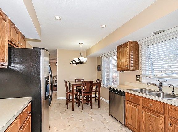 4th image of 444 S Oak Glen Dr