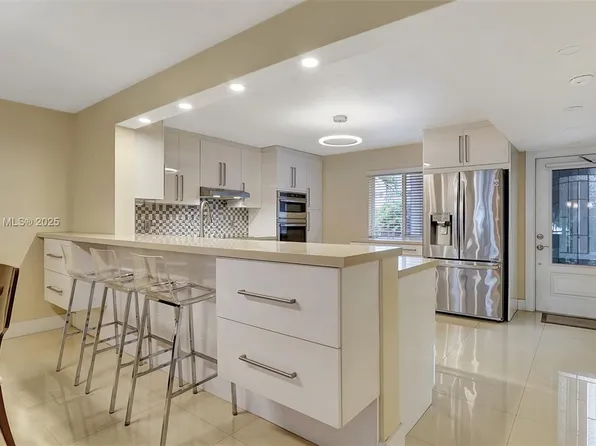 111 S Hollybrook Dr APT 208, Pembroke Pines, FL 33025