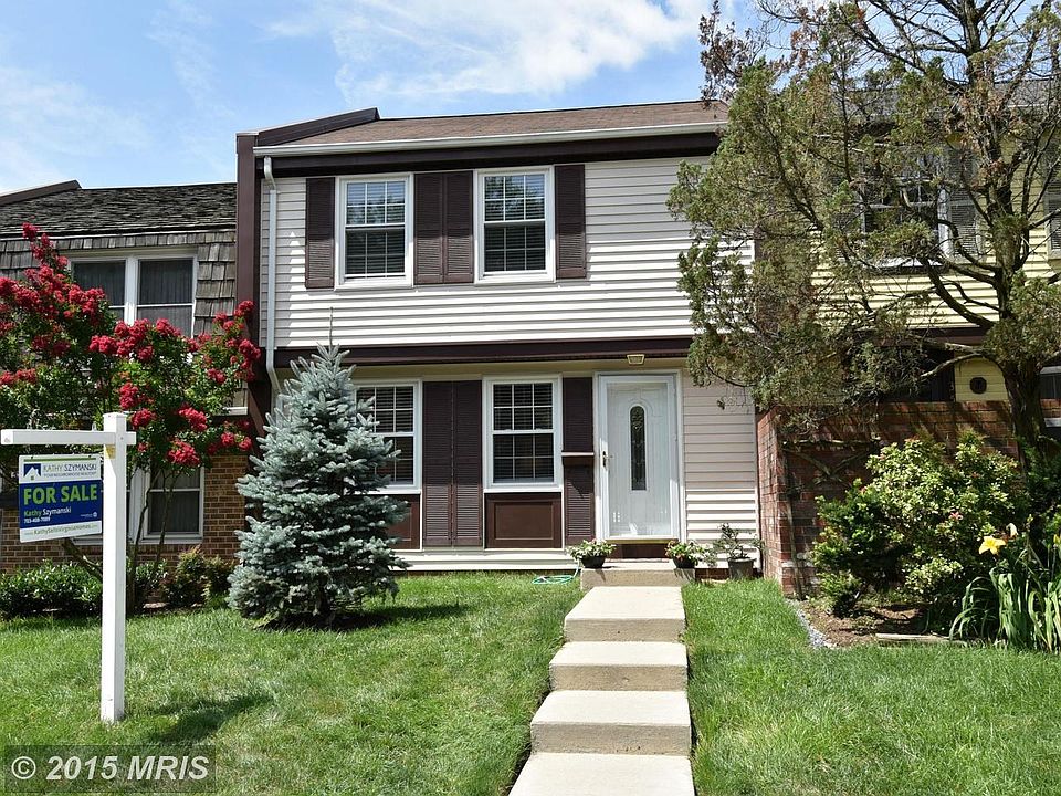 Walk to Pool, Library, Bus Stop, Shops and More