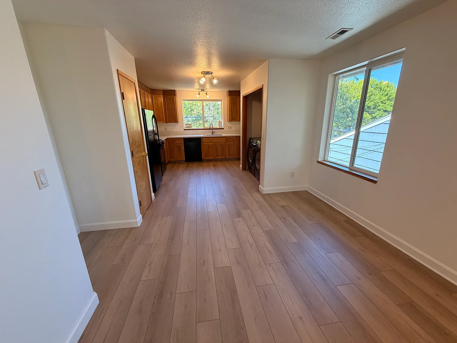 3 bed, 1.5 bath, 1600 sqft, $2,890 — Photo 3