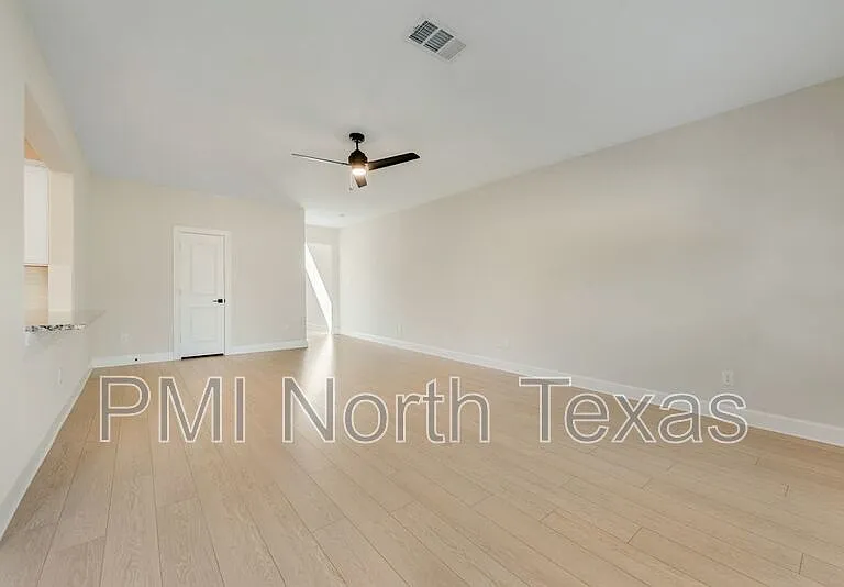 1421 Butler Ave — Photo 8