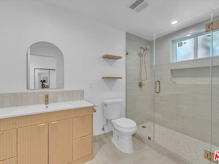 6913 1/2 Encino Ave #UPPER — Photo 32