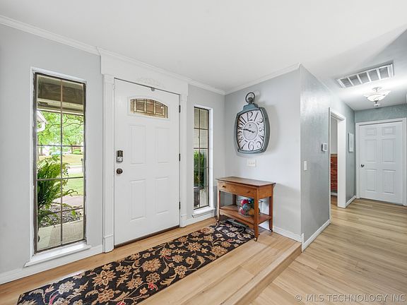 5th image of 504 W 32nd Pl