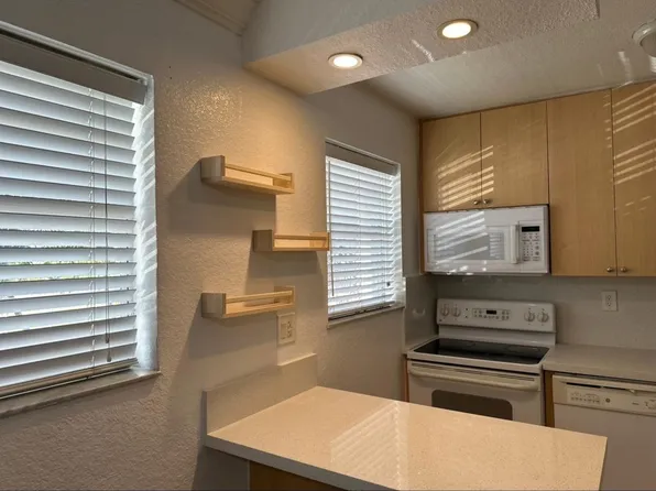 110 SE 2nd St APT 203, Hallandale, FL 33009