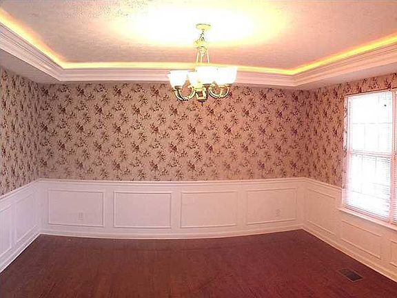 Old photo, wallpaper updated. Subdued lighting.